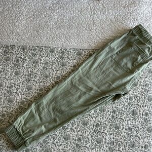 LIKE NEW! Bella Dahl Pocket Jogger - Olive Grove